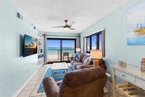 公寓客房, 多張床 (Sundunes 134) | 起居區 | 電視