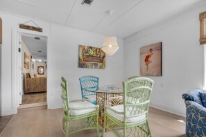Casa, varias camas (Bungalow By the Sea) | Interior