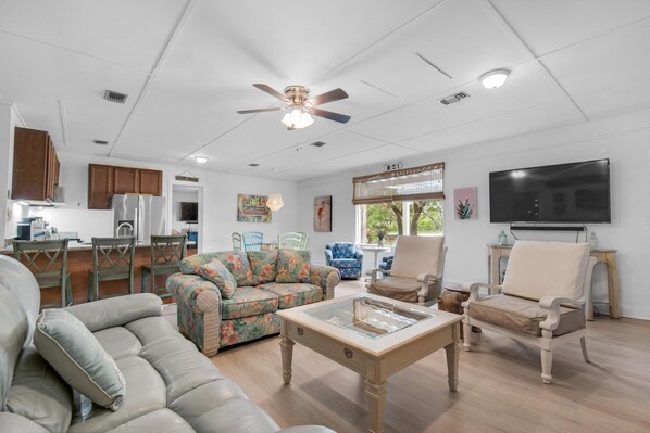 Ferienhaus, Mehrere Betten (Bungalow By the Sea) | Wohnbereich | Fernseher