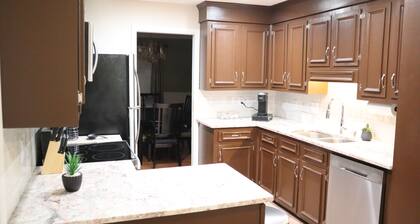 Charming 3-Bed Retreat near Downtown Charleston