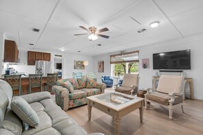 Living area - Bungalow By the Sea-mermaid (Navarre)