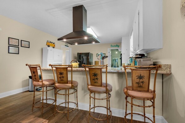 Dining - Bungalow By the Sea-starfish (Navarre)