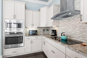 House, Multiple Beds (Blue Skye) | Private kitchen
