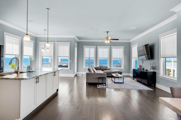 Huis, meerdere bedden (Blue Skye) | Woonruimte | Een televisie