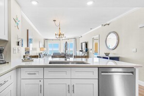 Apartamento, varias camas (Emerald Isle Unit 703) | Cocina privada | Horno, tostadora y papel de cocina