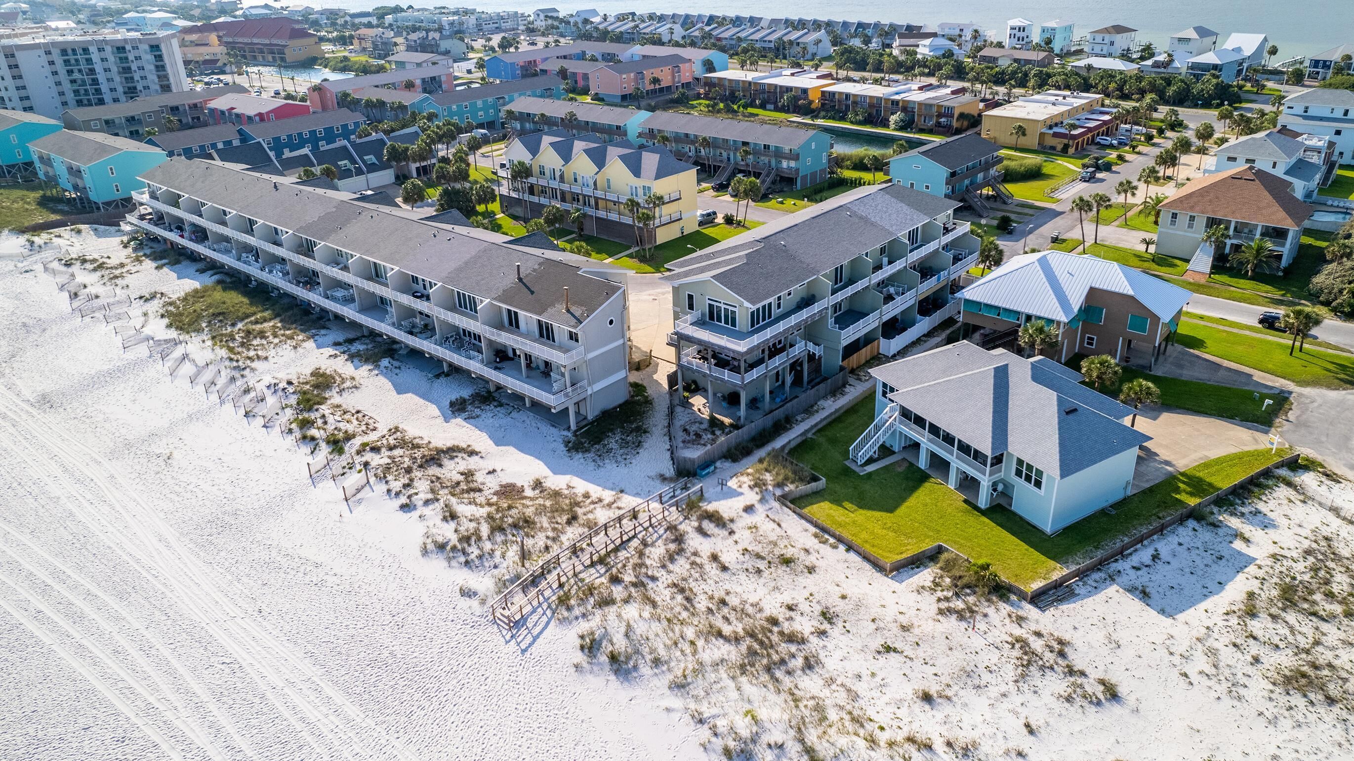Ein Küstenhotel mit mehrstöckigen Gebäuden, direktem Zugang zum Strand und einem Poolbereich.