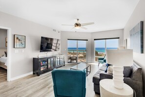 Condo, varias camas (Emerald Isle unit 206) | Área de sala de estar | Televisión