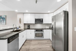 Condo, Multiple Beds (Emerald Isle unit 206) | Private kitchen