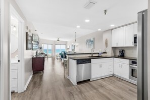 Condo, varias camas (Emerald Isle unit 206) | Cocina privada | Horno, tostadora y toallas de papel