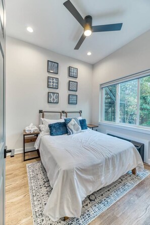 Desk, iron/ironing board, WiFi (free), bed sheets - Stylish DC Condo| Free Parking | Near Union Market (Washington)