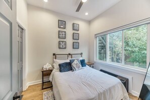 1 bedroom, desk, iron/ironing board, WiFi