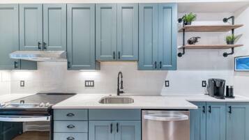 Køleskab, mikrobølgeovn, ovn, kogeplade