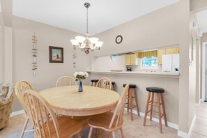 Condo, varias camas (Sugar Beach F-27) | Restaurantes