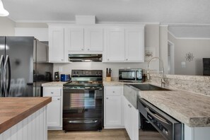 Nhà, nhiều giường (Beachin' Fun) | Bếp riêng | Lò nướng, lò nướng bánh mì, khăn giấy