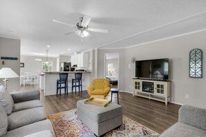 Nhà, nhiều giường (Beachin' Fun) | Khu phòng khách | TV