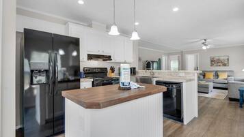 Nhà, nhiều giường (Beachin' Fun) | Bếp riêng | Lò nướng, lò nướng bánh mì, khăn giấy