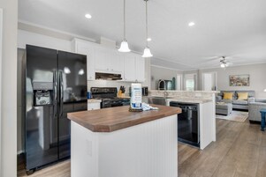 House, Multiple Beds (Beachin' Fun) | Private kitchen | Oven, toaster, paper towels