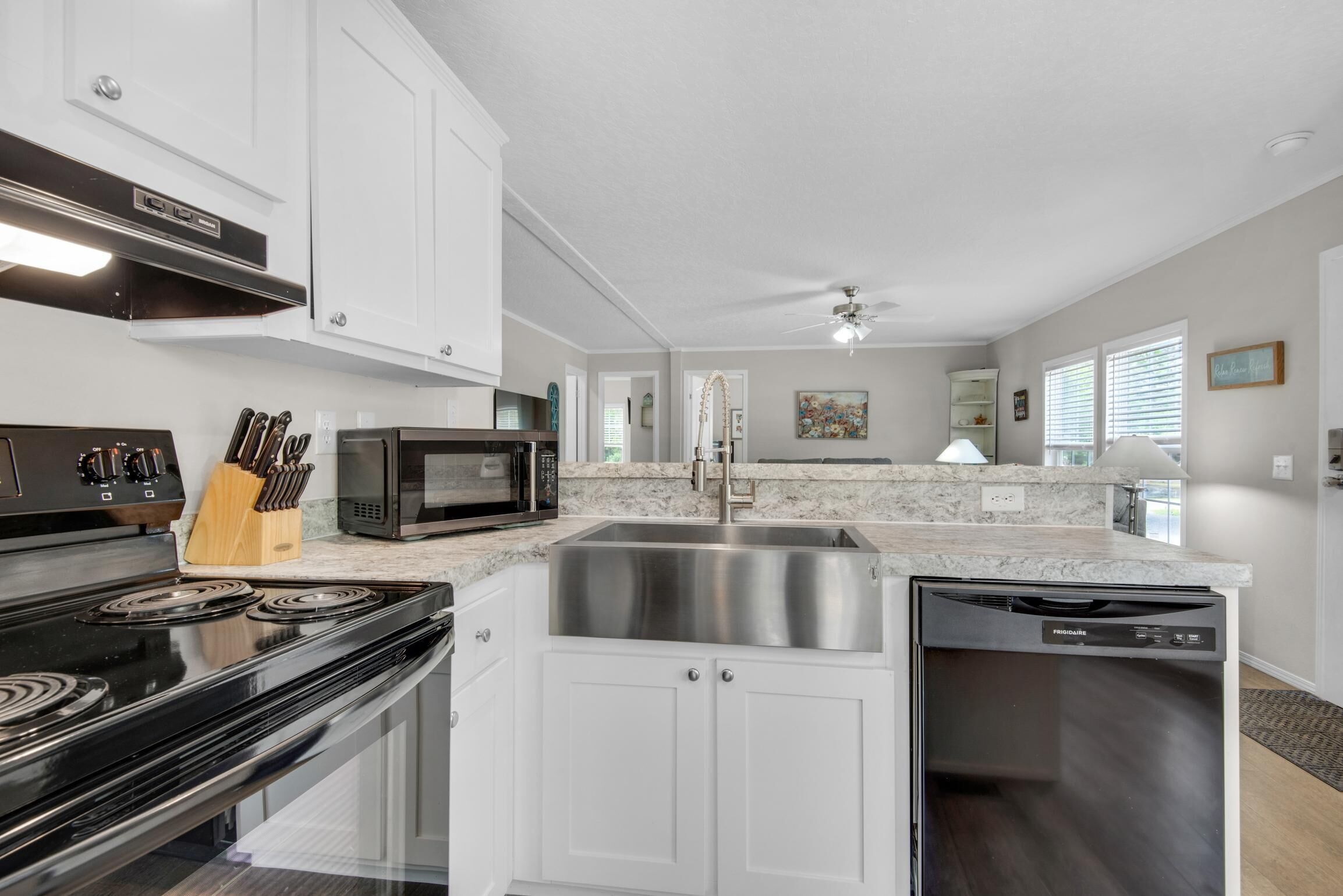 House, Multiple Beds (Beachin' Fun) | Private kitchen | Oven, toaster, paper towels