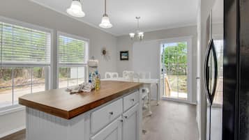 House, Multiple Beds (Beachin' Fun) | Dining