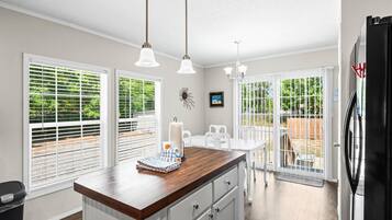 House, Multiple Beds (Beachin' Fun) | Dining