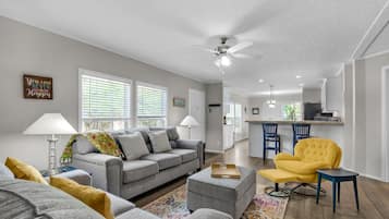 Nhà, nhiều giường (Beachin' Fun) | Khu phòng khách | TV