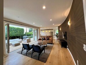 Televisión y chimenea 