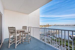 Condo, 2 camas Queen size (South Harbour 4E) | Restaurante al aire libre