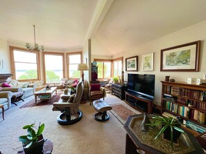 TV, fireplace, offices - Bespoke Stays - Festive Villa Retreat (Devonport)