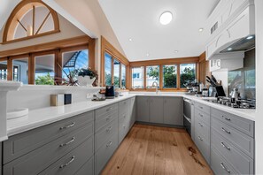 Parrilla de estufa, lavavajillas, utensilios de cocina y comedor 