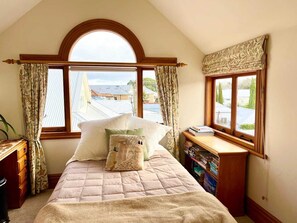 3 bedrooms, iron/ironing board, free WiFi, bed sheets - Bespoke Stays - Festive Villa Retreat (Devonport)