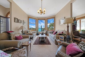 Televisión, chimenea y oficina 