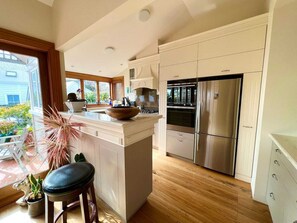 Stovetop, dishwasher, cookware/dishes/utensils, dining tables - Bespoke Stays - Festive Villa Retreat (Devonport)