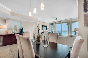 Condo, varias camas (Portofino Island Resort 5-1002) | Restaurantes