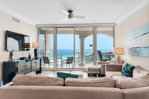 Apartamento, varias camas (Portofino Island Resort 5-1002) | Zona de estar | Una televisión