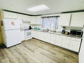 Kjøleskap, mikrobølgeovn, ovn og kokeplater