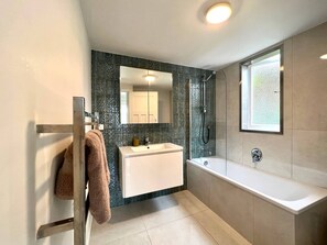 Towels - Beach Side Apartment by Bespoke Stays (Devonport)