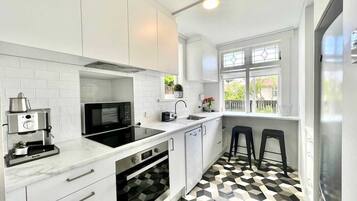 Fridge, microwave, stovetop, dishwasher