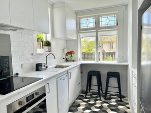 Fridge, microwave, stovetop, dishwasher