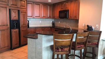 Condo, varias camas (Portofino Island Resort 2-0601) | Cocina privada | Horno, tostadora y toallas de papel