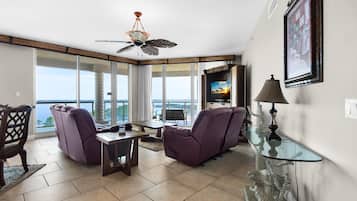 Leilighet, flere senger (Portofino Island Resort 2-0601) | Oppholdsområde | TV