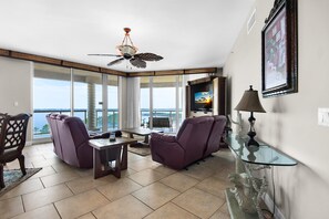 Condo, varias camas (Portofino Island Resort 2-0601) | Área de sala de estar | Televisión 