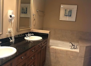 Appartamento, letti multipli (Portofino Island Resort 2-0601) | Bagno | Sapone, carta igienica