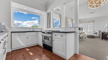 Cookware/dishes/utensils, dining tables
