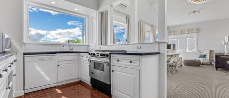 Cookware/dishes/utensils, dining tables