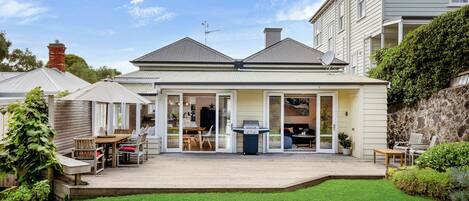 屋外ダイニングエリア