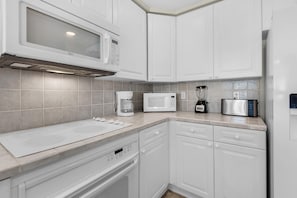 Apartamento, varias camas (Emerald Isle Unit 704) | Cocina privada | Horno, tostadora y papel de cocina
