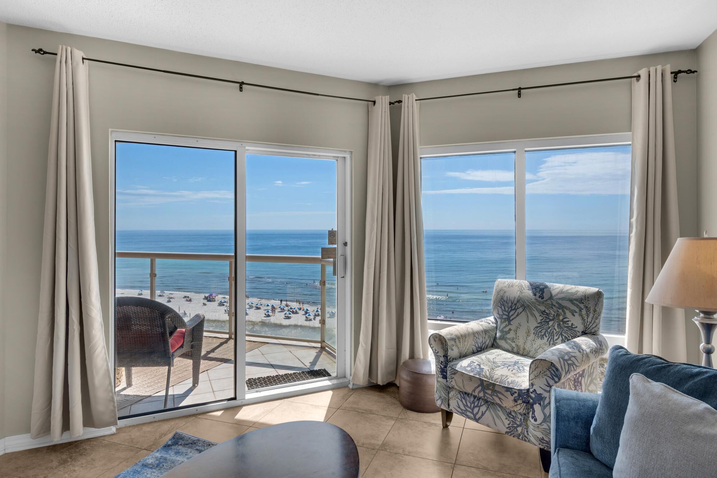 Condo, nhiều giường (Emerald Isle Unit 704) | Khu phòng khách | TV 