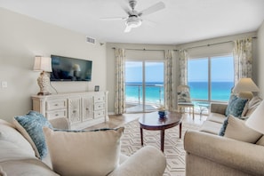 Apartamento, varias camas (Emerald Isle Unit 704) | Zona de estar | Una televisión