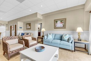 コンドミニアム クイーンベッド 1 台ソファーベッド付き (Sans Souci unit 405) | リビング エリア | テレビ