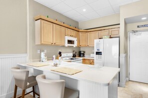 Apartment, 1 Queen-Bett und Schlafsofa (Sans Souci unit 405) | Eigene Küche | Ofen, Toaster, Küchenrolle